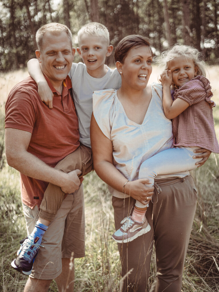 Familie mit zwei Kindern beim Shooting im Freien