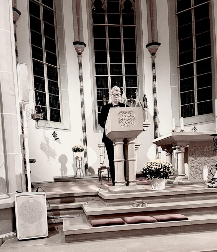 Trauerrednerin Manuela Krummen in einer Kirche